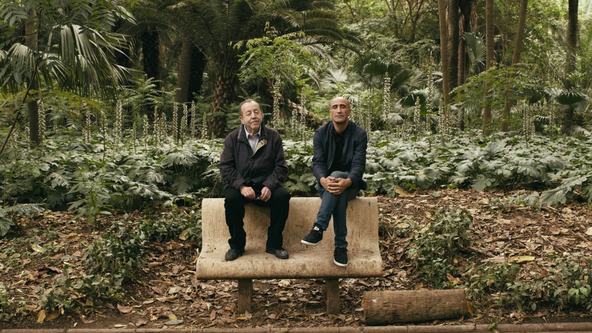 Ameziane Ferhani et Samir El Hakim assis sur un banc dans Alea Jacarandas de Hassen Ferhani