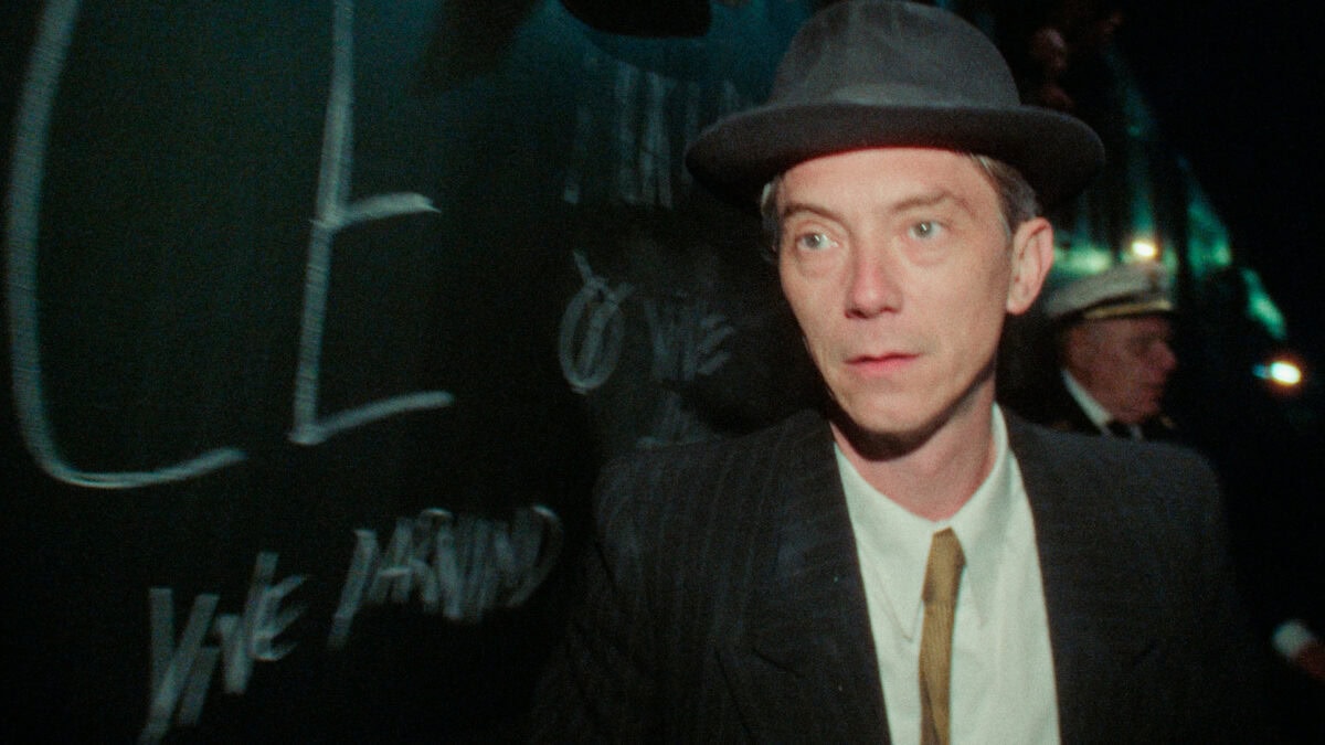 Henri Marre (Swann Arlaud) perdu dans la nuit dans Notre salut