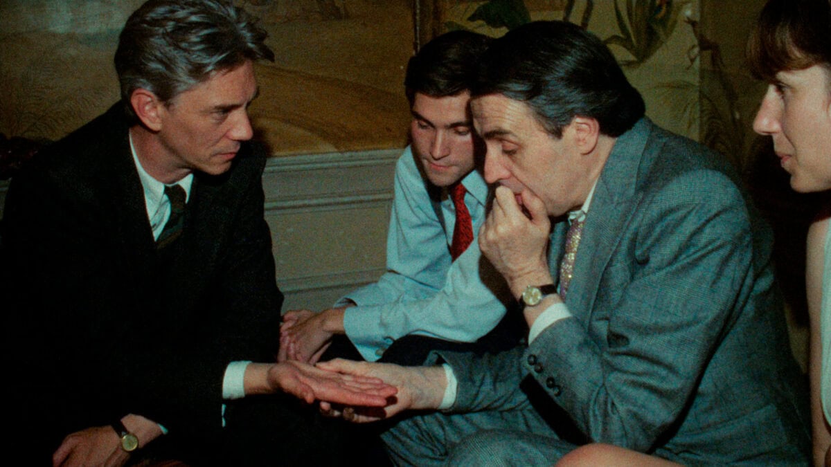 Henri Marre (Swann Arlaud) en pleine discussion avec des fonctionnaires dans Notre salut
