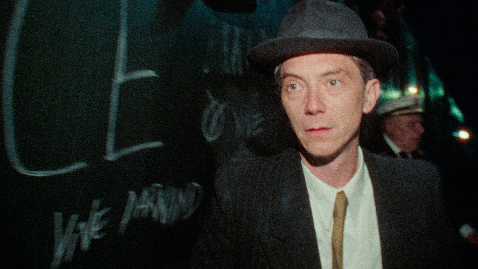 Henri Marre (Swann Arlaud) perdu dans la nuit dans Notre salut