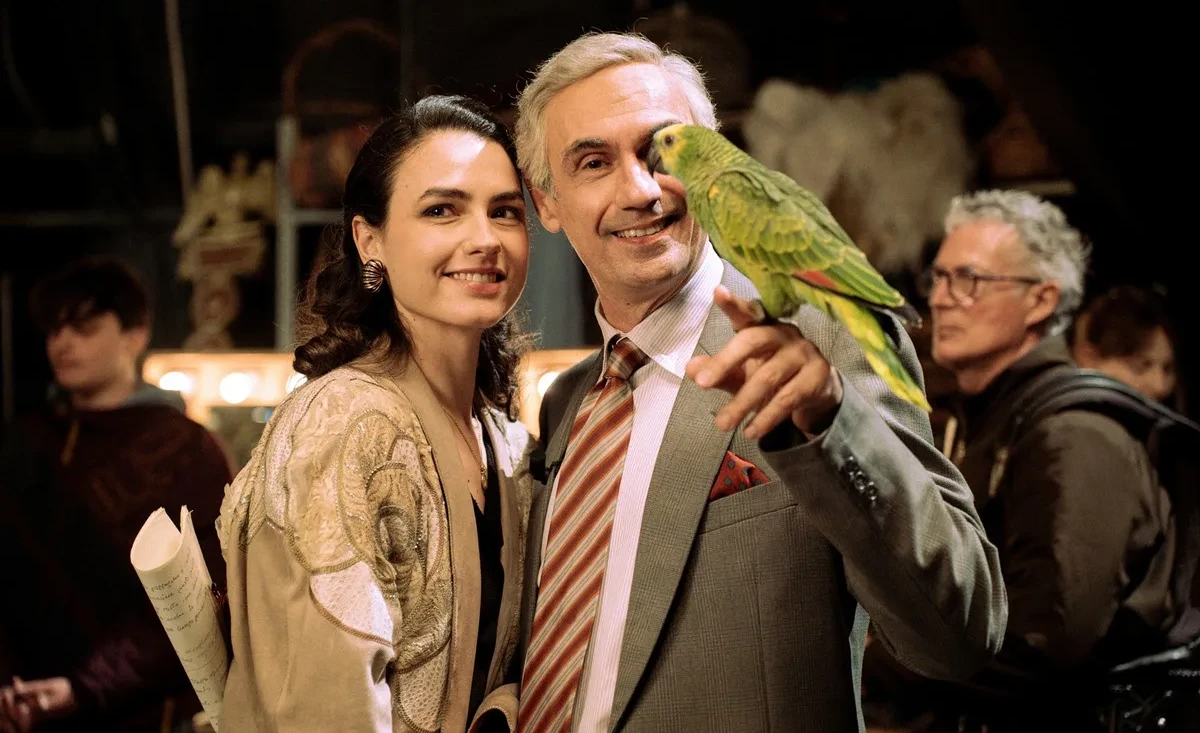 Fabrizio Gifuni avec son perroquet dans Portobello de Marco Bellocchio